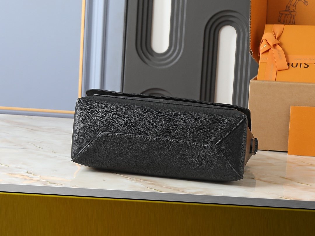 Louis Vuitton Speed Black Leather Messenger Bag — detail