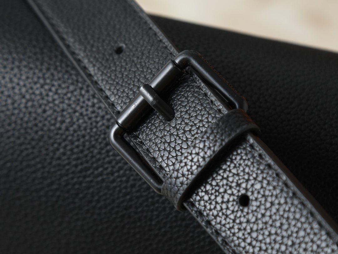 Louis Vuitton Speed Black Leather Messenger Bag — detail