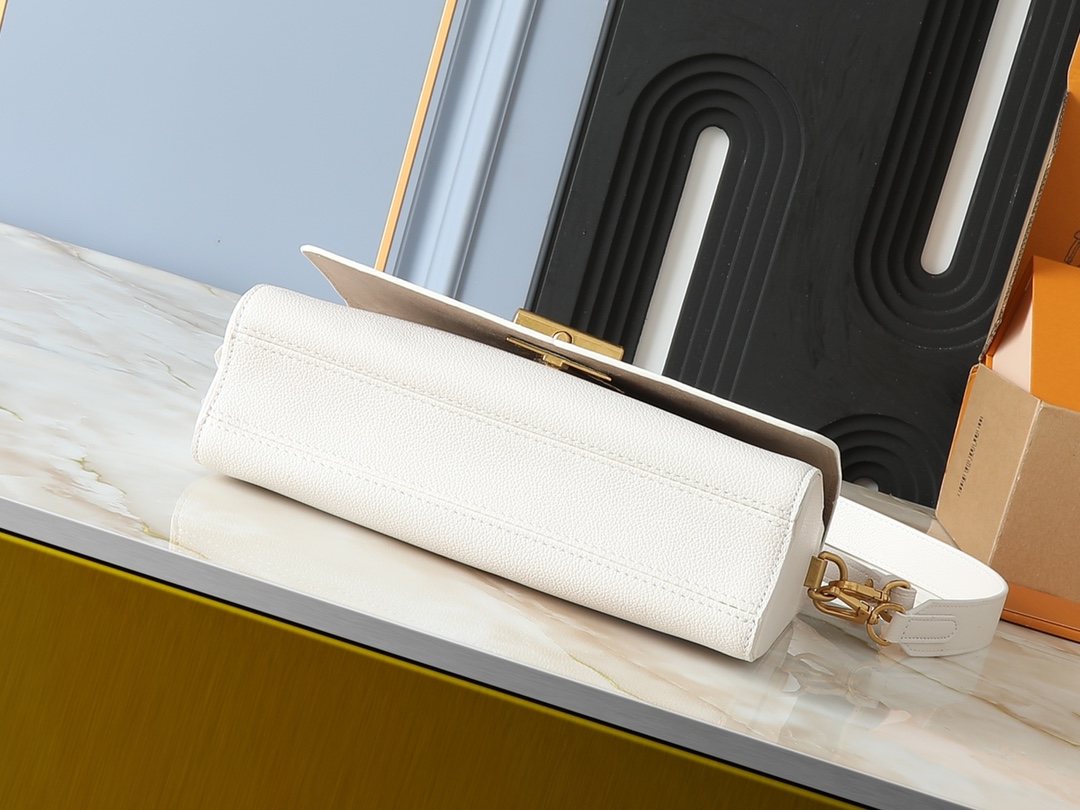 Louis Vuitton Soft Twist White Leather Shoulder Bag — detail
