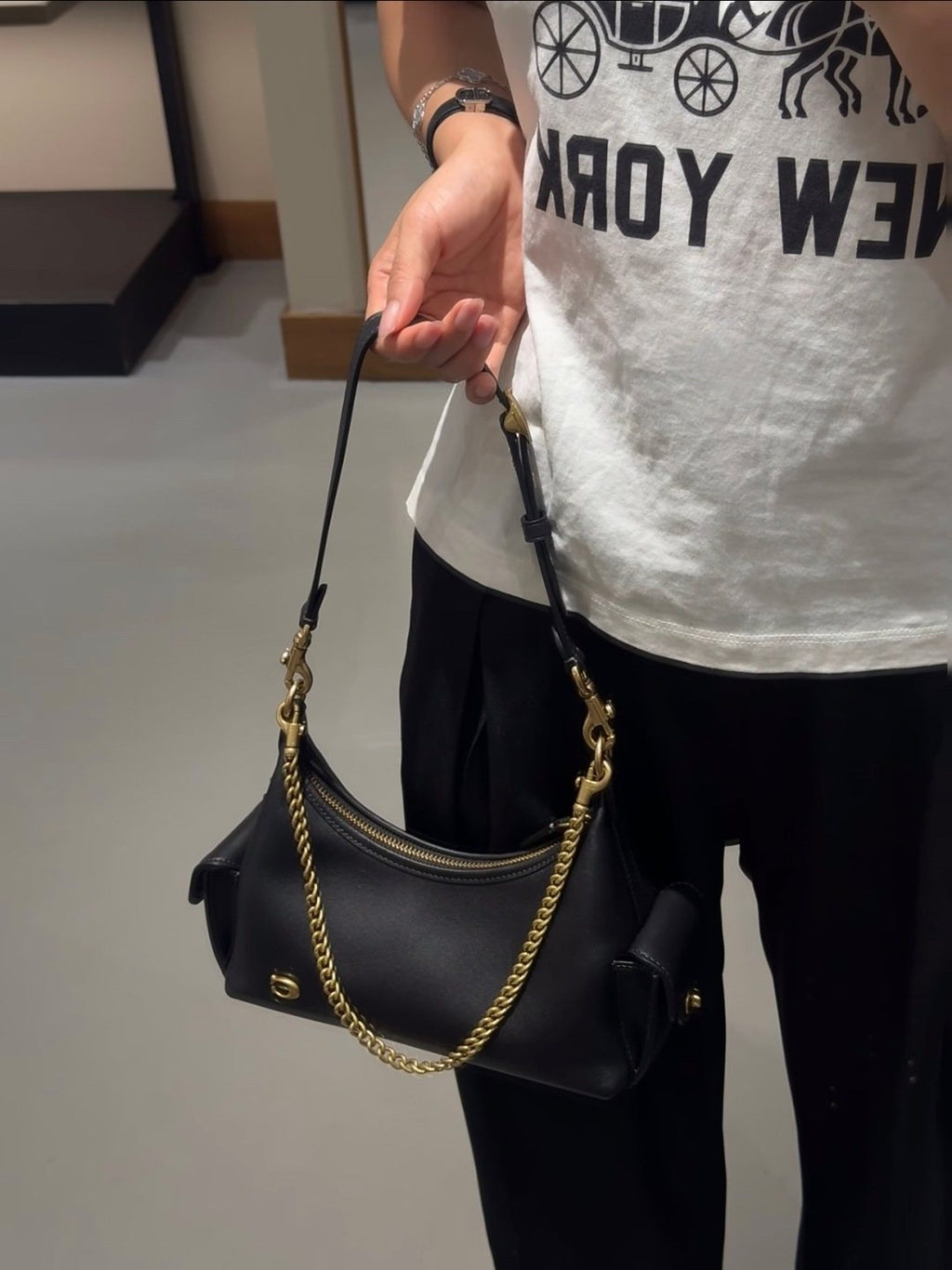 Coach Pocket Juliet Chain-Detail Shoulder Bag — model