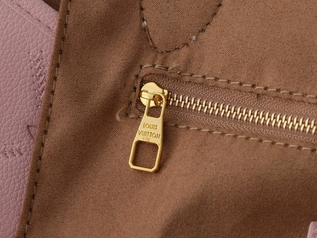 Louis Vuitton Neverfull Monogram Tote with Matching Pouch — detail