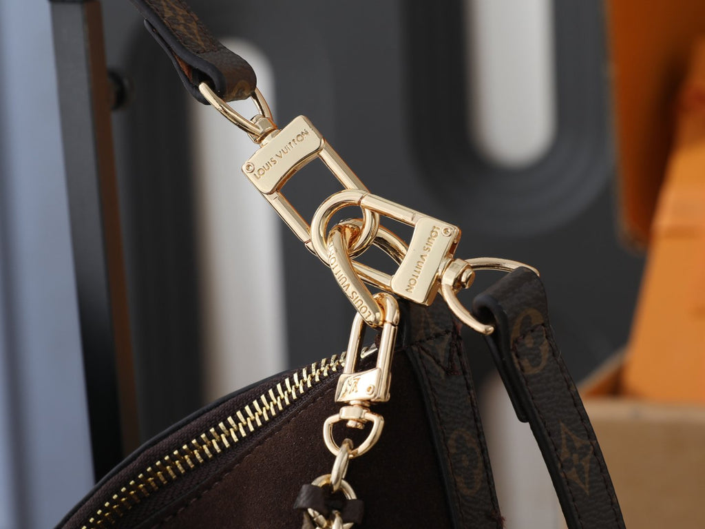 Louis Vuitton Multipass Shoulder Bag — detail