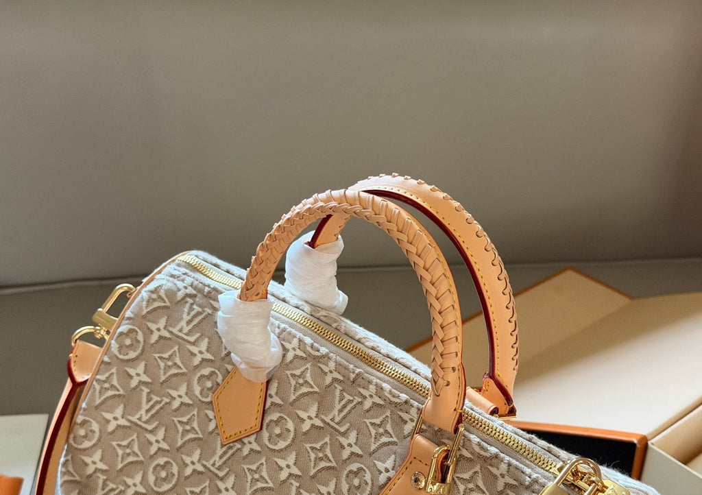 Louis Vuitton Speedy Beige Monogram Satchel — detail