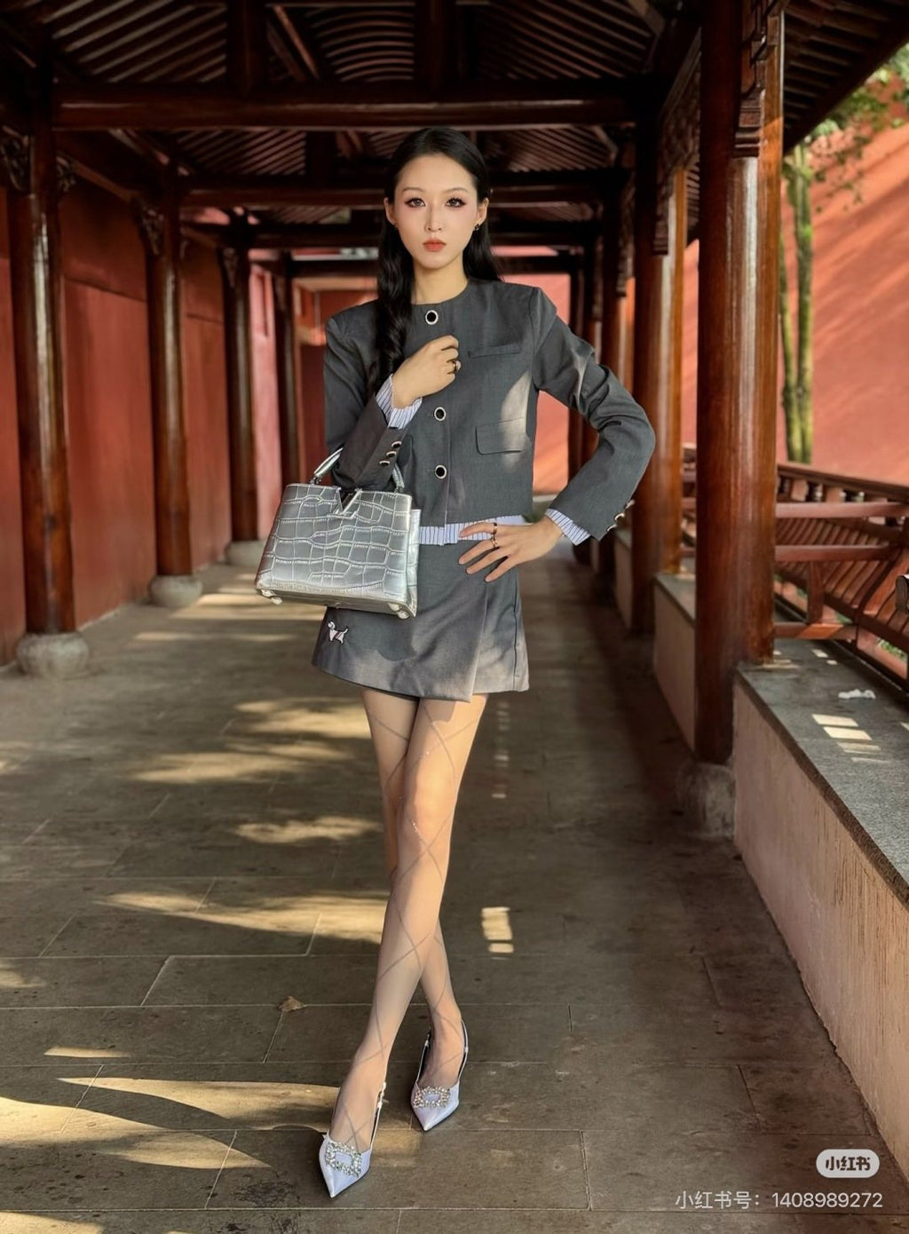 Trapezoid Top-Handle Bag with V Hardware — model