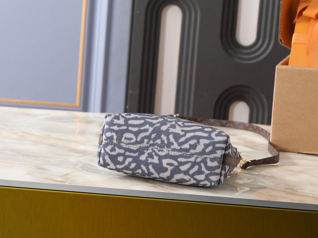 Louis Vuitton Multipass Blue-Gray Patterned Shoulder Bag — detail