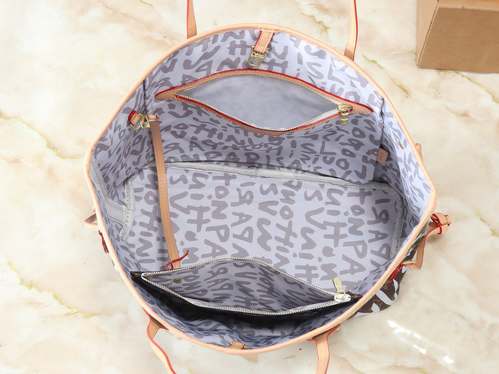 Louis Vuitton Neverfull Monogram Tote — detail