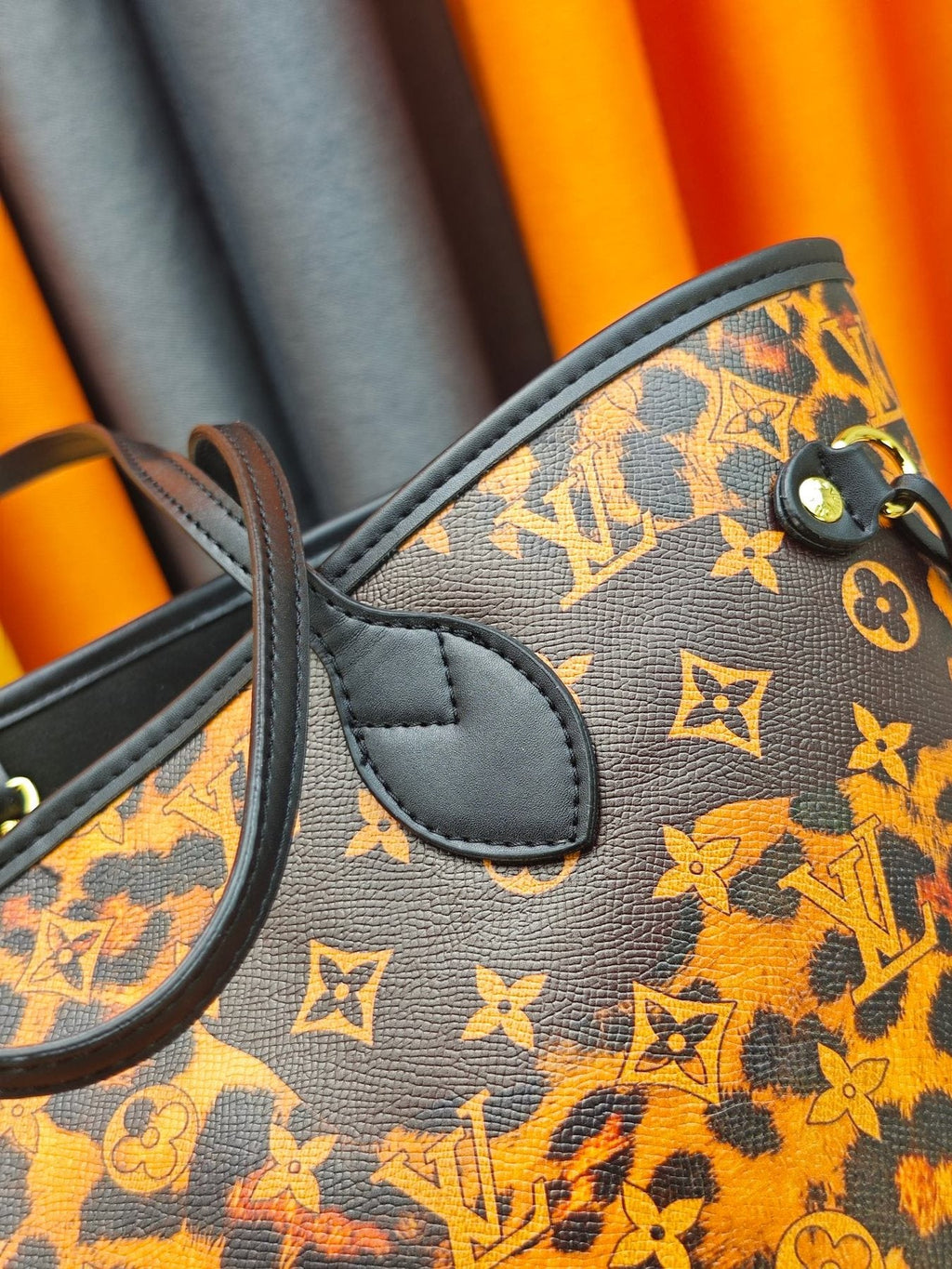 Louis Vuitton Neverfull Leopard Monogram Tote — detail