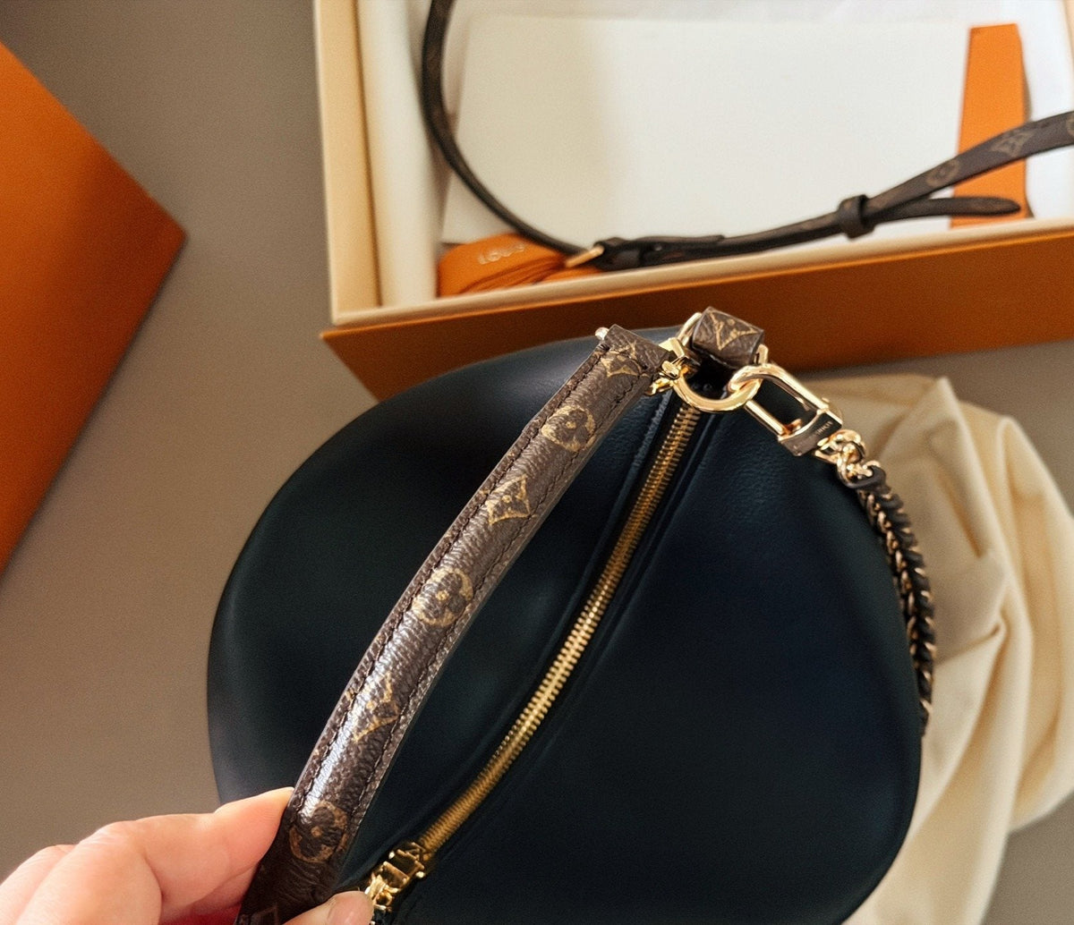 Louis Vuitton Multipass Black Leather Shoulder Bag — side